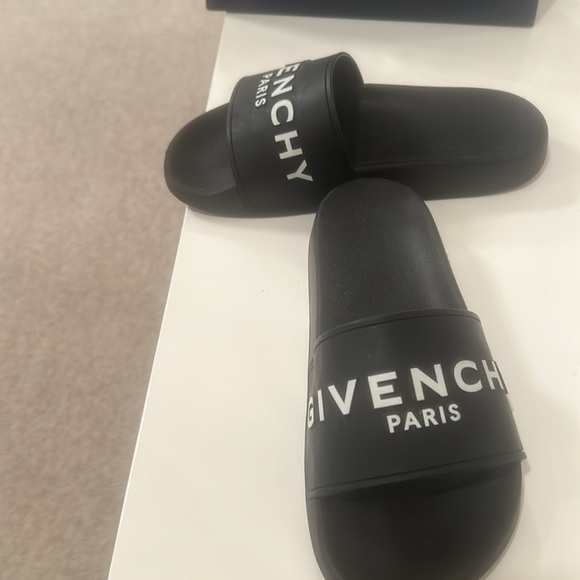 Brand news slides super comfortable - Picture 2 of 5